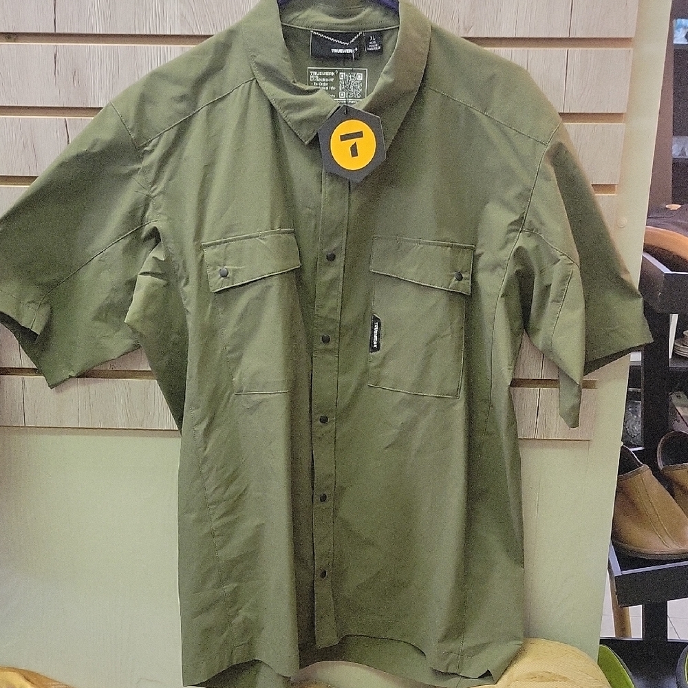 Green Casual Button Down Shirt with Durable Fabric